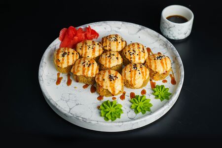 Запеченный ролл Цезарь с курицей