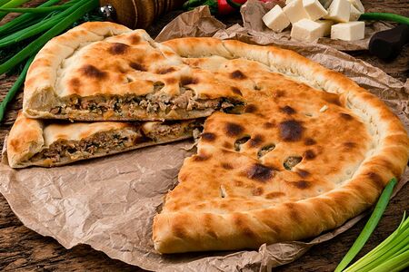 Пирог с курицей, копченным сыром и грибами