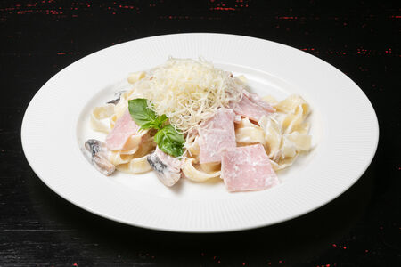 Паста с ветчиной и грибами