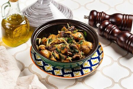 Жареный картофель с луком и грибами