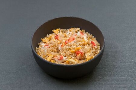 Жареный рис с крабом и яйцом