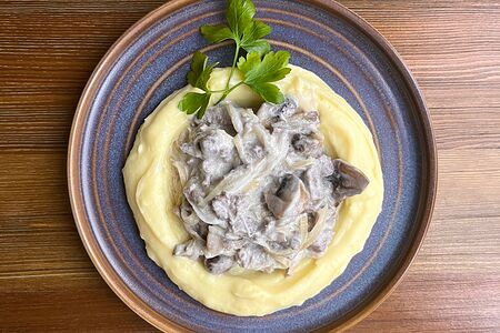 Бефстроганов с картофельным пюре