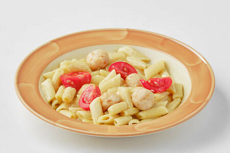 Пенне с куриными фрикадельками и сырно-сливочным соусом