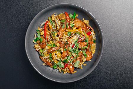 Лапша по-сингапурски с курицей и соусом на основе карри