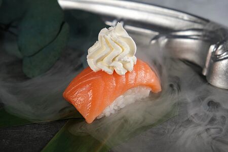 Суши с лососем и креметте 
