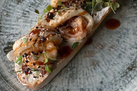 Брускетта с кальмаром и тигровой креветкой