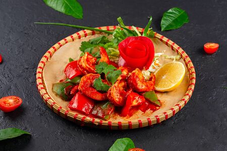 Креветки с ананасом в кисло-сладком соусе