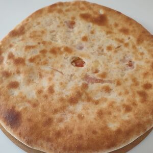 Сытный пирог с сыром помидорами и зеленью