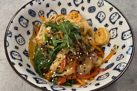 Карри с лапшой и креветками