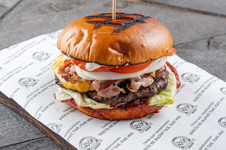 Чизбургер с сыром эмменталь и беконом 