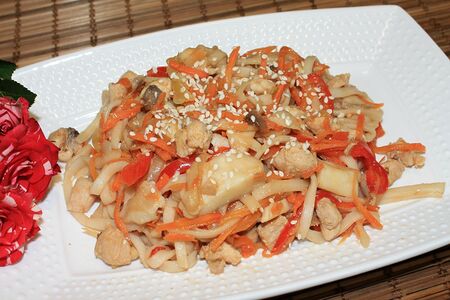 Лапша Wok с курицей в кисло-сладком соусе