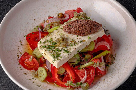 Греческий салат с фермерским сыром фета