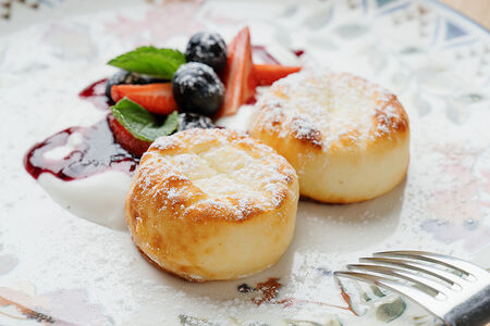 Сырники со сметаной и ягодами