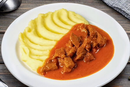 Пюре с гуляшом