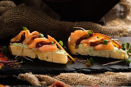 Брускетта с семгой