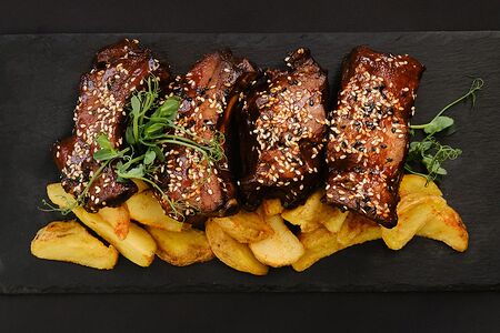 Свиные ребрышки BBQ c картофелем по-деревенски