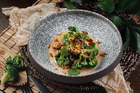 Обоженные брокколи с хрустящим луком и ореховым соусом