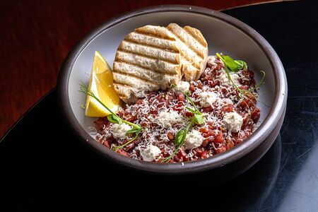 Тартар из говяжьей вырезки с вялеными томатами