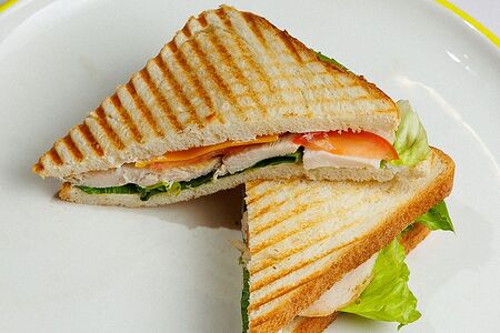 Сэндвич с курицей и беконом