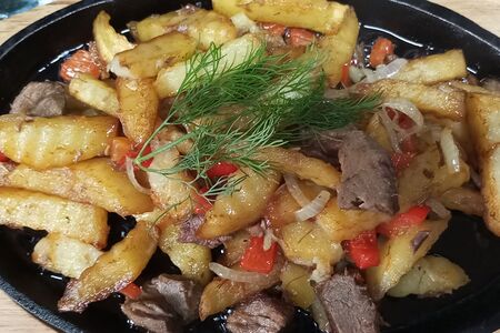 Сковородка говядина с овощами и картофелем