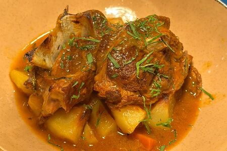 Томленый ягненок с овощами и картофелем