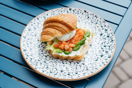 Круассан с форелью и яйцом пашот