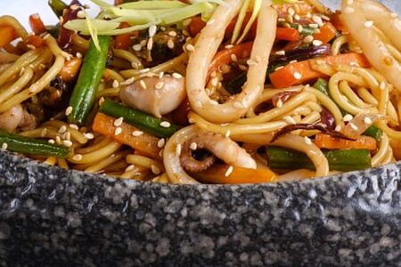 Лапша с морепродуктами и овощами