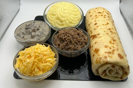Блин с фаршем из говядины, картошкой, сыром и грибами в сливочном соусе