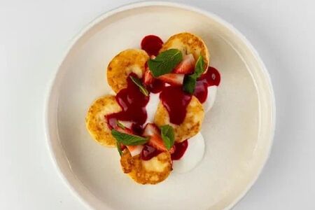 Сырники с йогуртом и малиновым кули