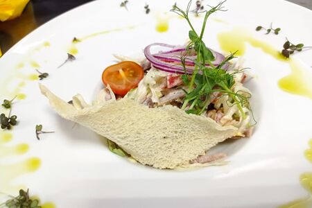 Салат с говяжьим языком и грибами