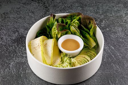 Зеленый салат с авокадо