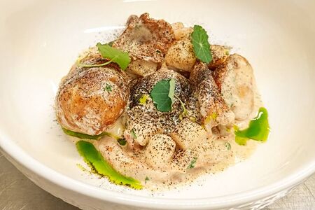 Молодой картофель с гребешками и грибами