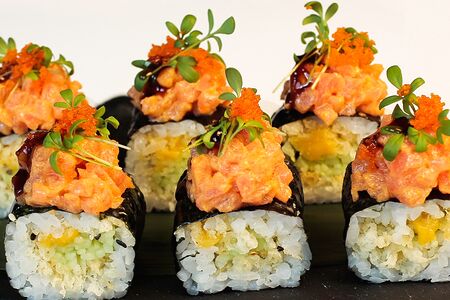 Воздушный ролл с лососем 