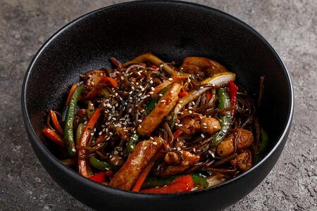 Гречневая лапша с овощами и цыпленком