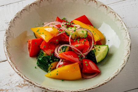 Салат из свежих овощей с оливковым маслом