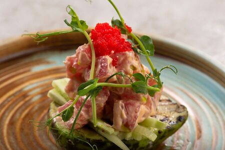 Авокадо с тунцом, соусом спайси и икрой тобико