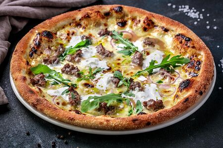 Пицца с томлеными говяжьими щечками и хумусом из фасоли ( 30 см)