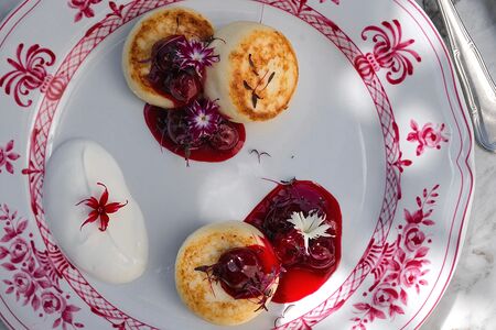 Сырники, вишня и йогурт