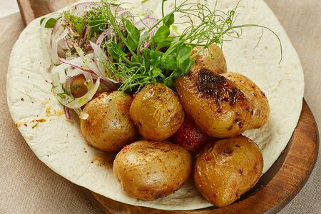 Картофель печеный на огне с маслом и укропом