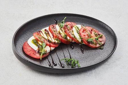 Салат Капрезе с моцареллой и песто