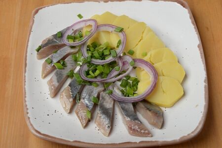 Сельдь по-боярски с отварным картофелем и сладким луком