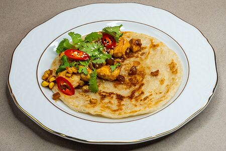 Лепешка Роти с куриной грудкой и манго чатни