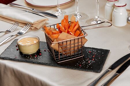 Батат фри с пармезаном и имбирным соусом