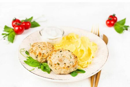 Биточки из индейки и рикотты с картофельным пюре и сливочно-горчичным соусом