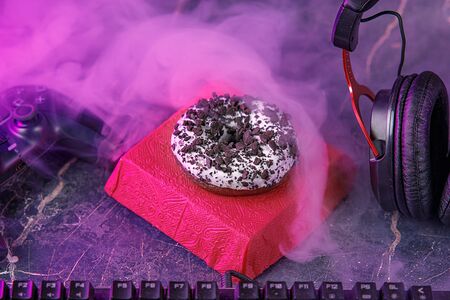 Донат с шоколадной крошкой