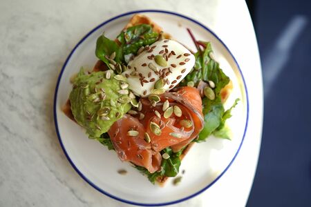 Венская вафля с лососем и гуакамоле