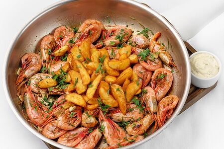 Большая тарелка с жареными креветками