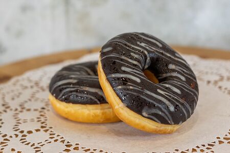 Донат шоколадный