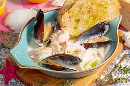 Соте морепродуктов в сливочно-чесночном соусе