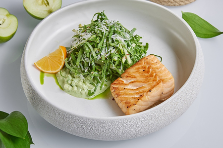 Стейк лосося со шпинатом и зеленым яблоком